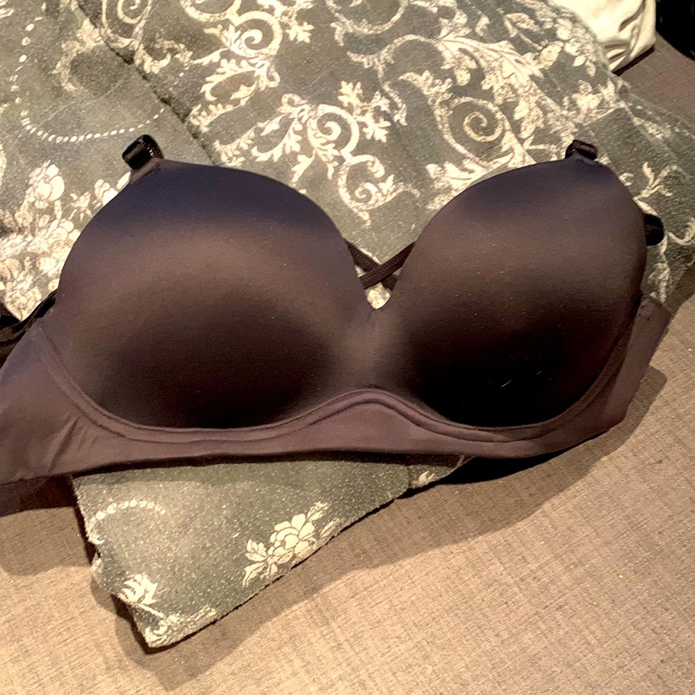 Torrid black t-shirt bra. Never worn. 40C